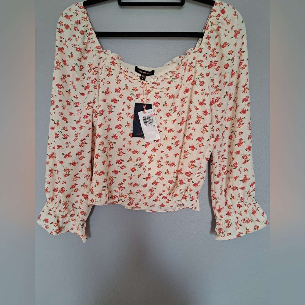 Floral peasant top with side zipper by Skies are blue. Size M. A6.